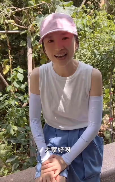 42歲董潔下泥地干農活，素顏穿短褲白到發光，徒手捏蟲拿鋤頭摘菜
