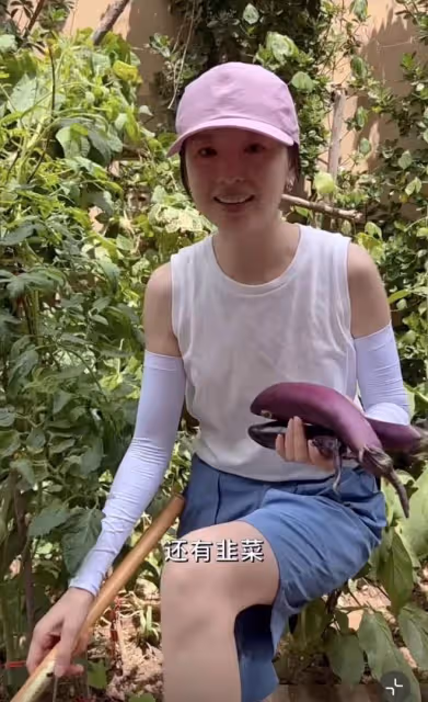 42歲董潔下泥地干農活，素顏穿短褲白到發光，徒手捏蟲拿鋤頭摘菜