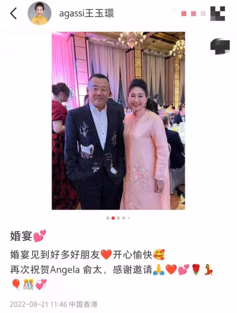 周立波現身香港豪門婚宴,面色紅潤打扮氣派,與富婆合照笑容滿面