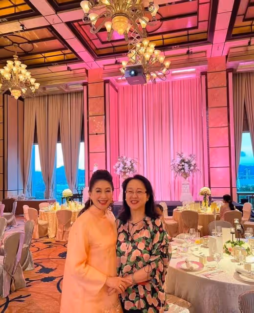 周立波現身香港豪門婚宴,面色紅潤打扮氣派,與富婆合照笑容滿面