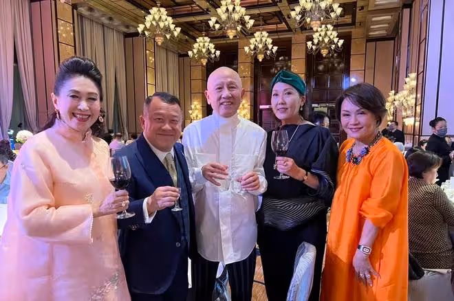 周立波現身香港豪門婚宴,面色紅潤打扮氣派,與富婆合照笑容滿面