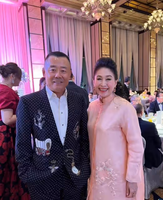 周立波現身香港豪門婚宴,面色紅潤打扮氣派,與富婆合照笑容滿面