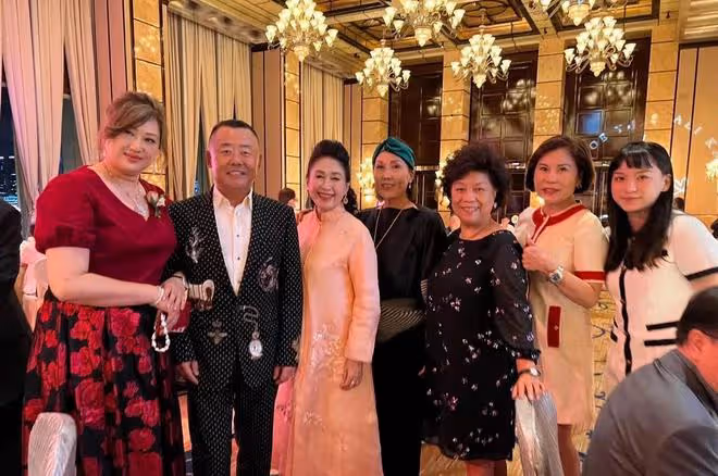 周立波現身香港豪門婚宴,面色紅潤打扮氣派,與富婆合照笑容滿面