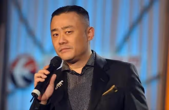 周立波現身香港豪門婚宴,面色紅潤打扮氣派,與富婆合照笑容滿面
