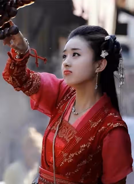 十三位古裝紅衣姑娘,趙麗穎最萌,譚松韻最可愛,迪麗熱巴最深情,楊冪傾國傾城
