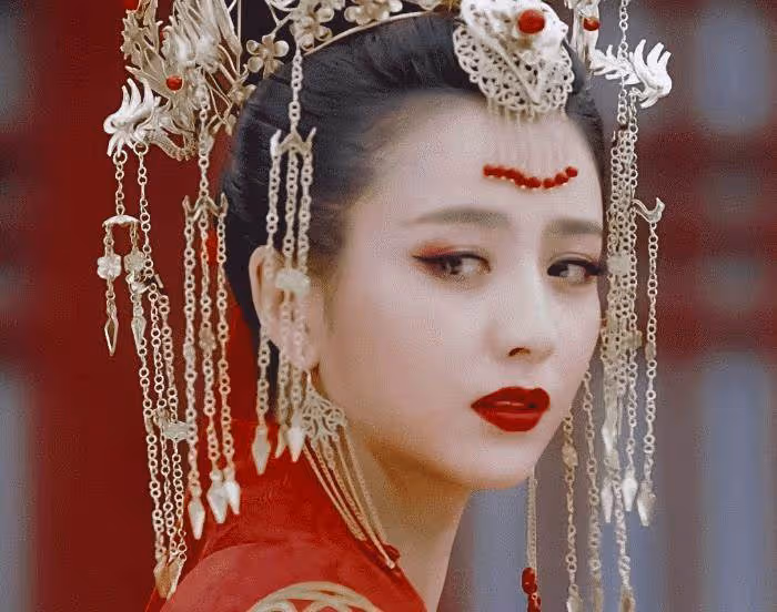 十三位古裝紅衣姑娘,趙麗穎最萌,譚松韻最可愛,迪麗熱巴最深情,楊冪傾國傾城