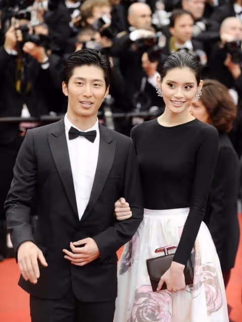 竇驍:兒時跟隨父母移民財產被偷,如今與賭王女兒相戀備婚,曾與「弟妹」奚夢瑤「剪不斷理還亂」