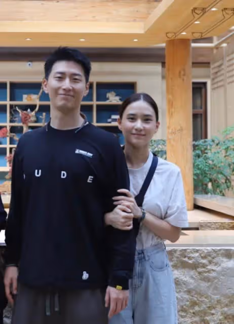 竇驍:兒時跟隨父母移民財產被偷,如今與賭王女兒相戀備婚,曾與「弟妹」奚夢瑤「剪不斷理還亂」