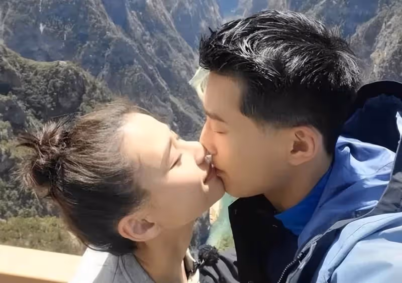 竇驍:兒時跟隨父母移民財產被偷,如今與賭王女兒相戀備婚,曾與「弟妹」奚夢瑤「剪不斷理還亂」