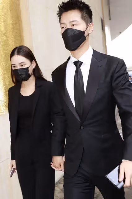 竇驍:兒時跟隨父母移民財產被偷,如今與賭王女兒相戀備婚,曾與「弟妹」奚夢瑤「剪不斷理還亂」