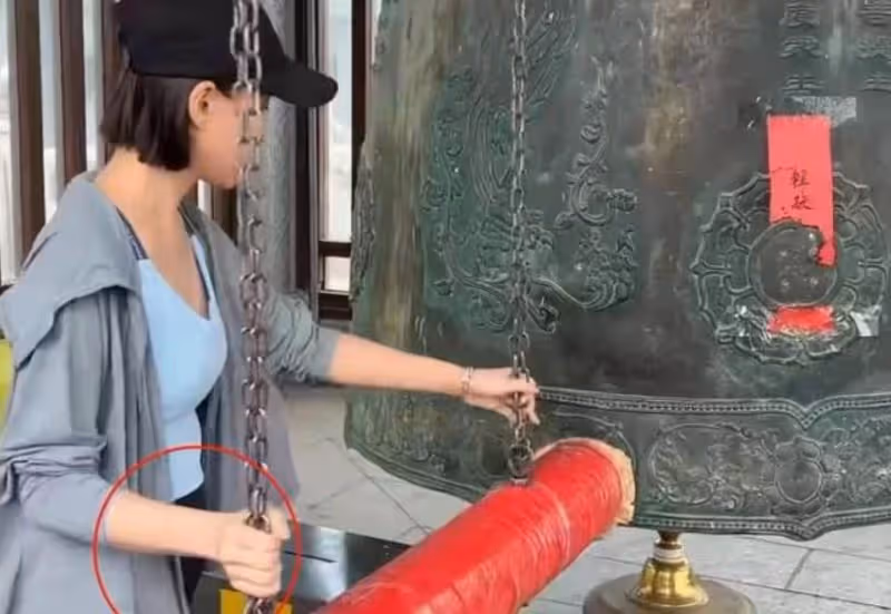 竇驍:兒時跟隨父母移民財產被偷,如今與賭王女兒相戀備婚,曾與「弟妹」奚夢瑤「剪不斷理還亂」