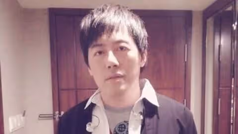 消失演藝圈3年！男星「宣布無限期停工」哽咽累了　54歲近照「曬出滿頭白髮」笑容燦爛：狀態超好