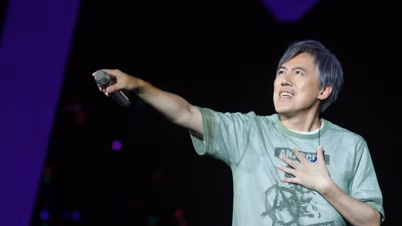消失演藝圈3年！男星「宣布無限期停工」哽咽累了　54歲近照「曬出滿頭白髮」笑容燦爛：狀態超好