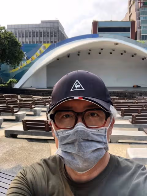 消失演藝圈3年!男星「宣布無限期停工」哽咽累了 54歲近照「曬出滿頭白髮」笑容燦爛:狀態超好