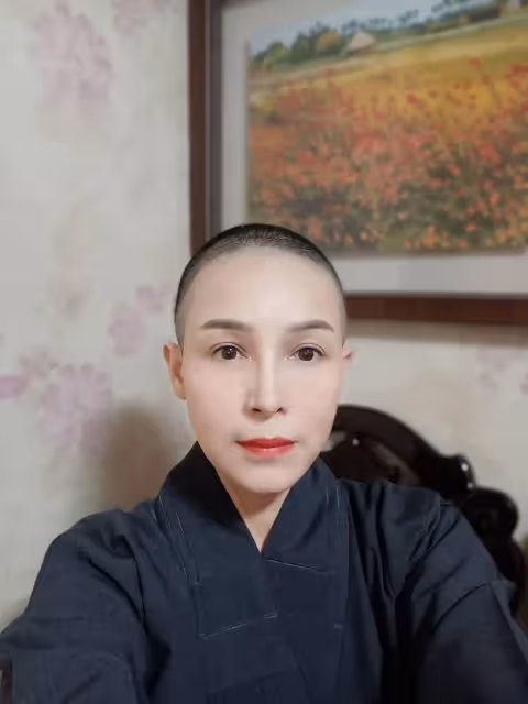 曾演大尺度電影！50歲戲說女星「突然剃度為尼」自稱法師　不眷戀演藝圈「唯一任務結束了」