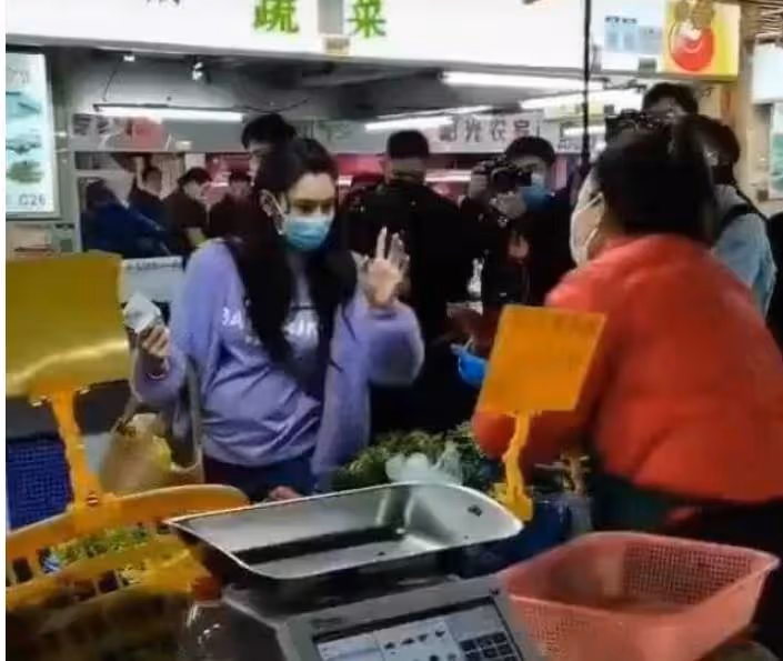 張柏芝現身菜市場!買肉被免費送,開舊車送兒子上學,家裡車庫亂成一片,網友:生活太接地氣