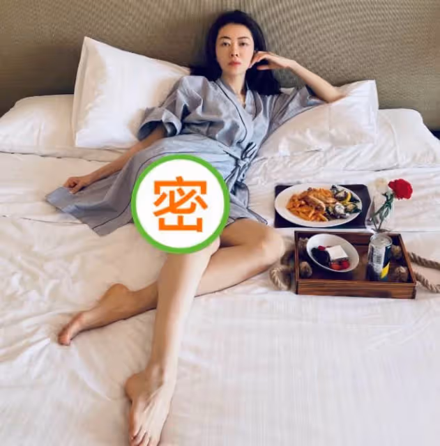 41歲熊黛林近照曝光!穿浴袍秀美腿,女人味十足,網友:美得不可方物