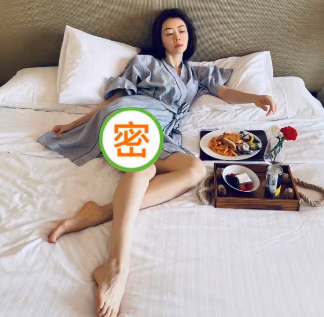 41歲熊黛林近照曝光!穿浴袍秀美腿,女人味十足,網友:美得不可方物