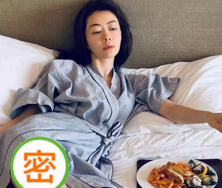 41歲熊黛林近照曝光!穿浴袍秀美腿,女人味十足,網友:美得不可方物
