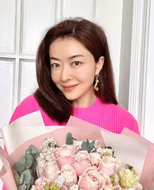 41歲熊黛林近照曝光!穿浴袍秀美腿,女人味十足,網友:美得不可方物
