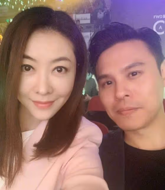 41歲熊黛林近照曝光!穿浴袍秀美腿,女人味十足,網友:美得不可方物