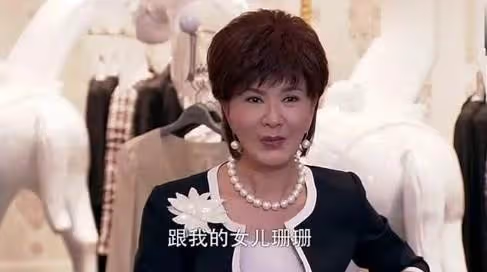 72歲夏台鳳與小25歲老公共舞,「紅色禮裙亮相」身材曼妙皮膚嫩,大起大落後「走出喪子痛」,從容坦然平淡終是福!