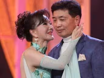 72歲夏台鳳與小25歲老公共舞,「紅色禮裙亮相」身材曼妙皮膚嫩,大起大落後「走出喪子痛」,從容坦然平淡終是福!
