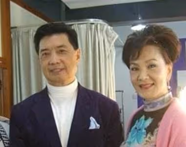 72歲夏台鳳與小25歲老公共舞,「紅色禮裙亮相」身材曼妙皮膚嫩,大起大落後「走出喪子痛」,從容坦然平淡終是福!