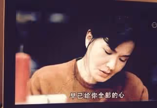 72歲夏台鳳與小25歲老公共舞,「紅色禮裙亮相」身材曼妙皮膚嫩,大起大落後「走出喪子痛」,從容坦然平淡終是福!