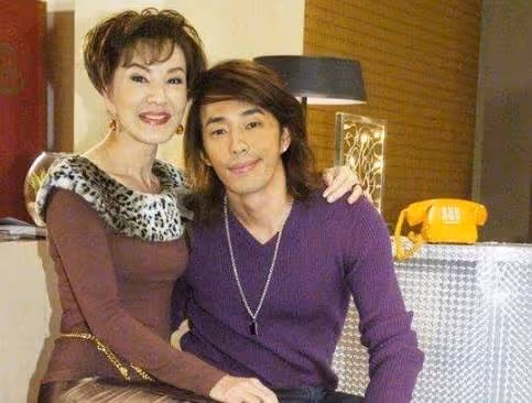 72歲夏台鳳與小25歲老公共舞,「紅色禮裙亮相」身材曼妙皮膚嫩,大起大落後「走出喪子痛」,從容坦然平淡終是福!