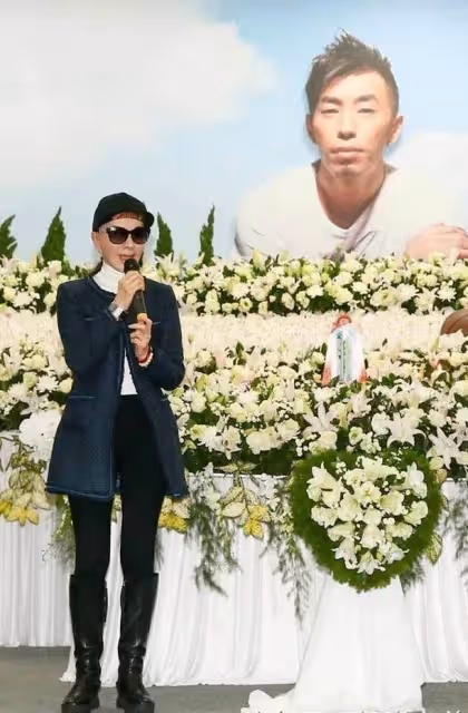 72歲夏台鳳與小25歲老公共舞,「紅色禮裙亮相」身材曼妙皮膚嫩,大起大落後「走出喪子痛」,從容坦然平淡終是福!