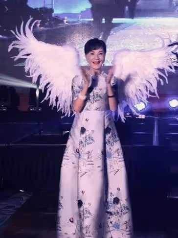 72歲夏台鳳與小25歲老公共舞,「紅色禮裙亮相」身材曼妙皮膚嫩,大起大落後「走出喪子痛」,從容坦然平淡終是福!