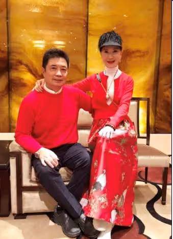 72歲夏台鳳與小25歲老公共舞,「紅色禮裙亮相」身材曼妙皮膚嫩,大起大落後「走出喪子痛」,從容坦然平淡終是福!