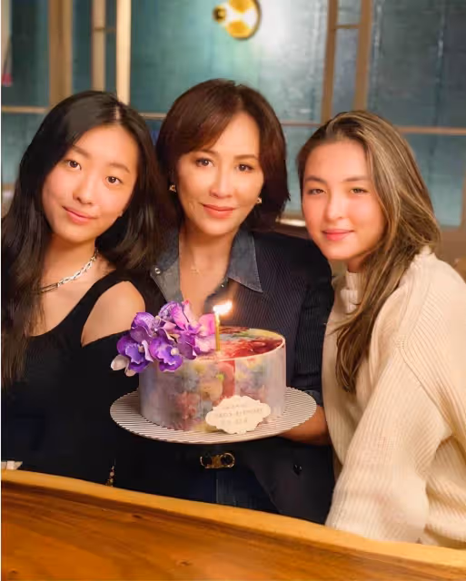 陳奕迅愛女近照曝光!17歲氣質出眾顯成熟,穿黑色吊帶性感十足,五官精緻模樣可人,曾被曝光校園戀情