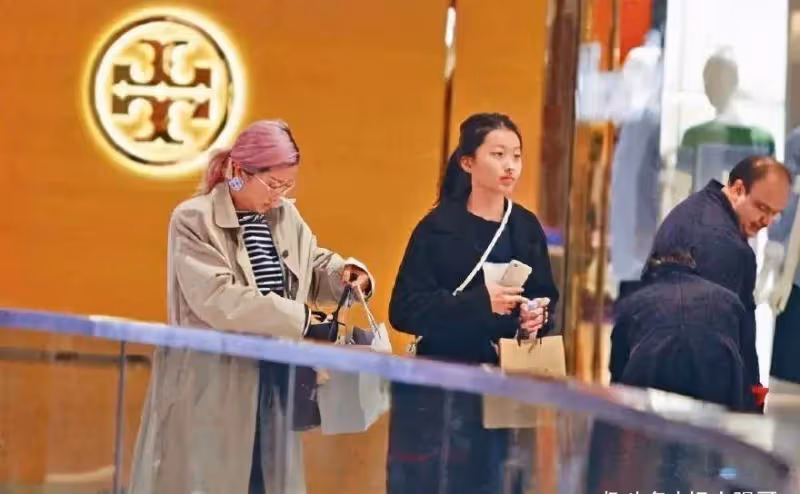 陳奕迅愛女近照曝光!17歲氣質出眾顯成熟,穿黑色吊帶性感十足,五官精緻模樣可人,曾被曝光校園戀情