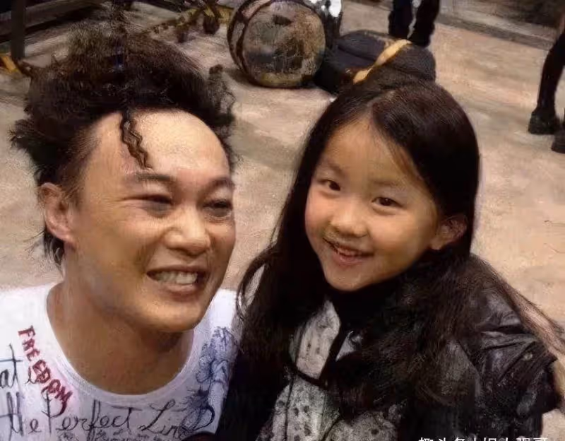 陳奕迅愛女近照曝光!17歲氣質出眾顯成熟,穿黑色吊帶性感十足,五官精緻模樣可人,曾被曝光校園戀情