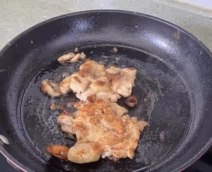 黑胡椒香煎雞腿排，減肥可做無油的噢！