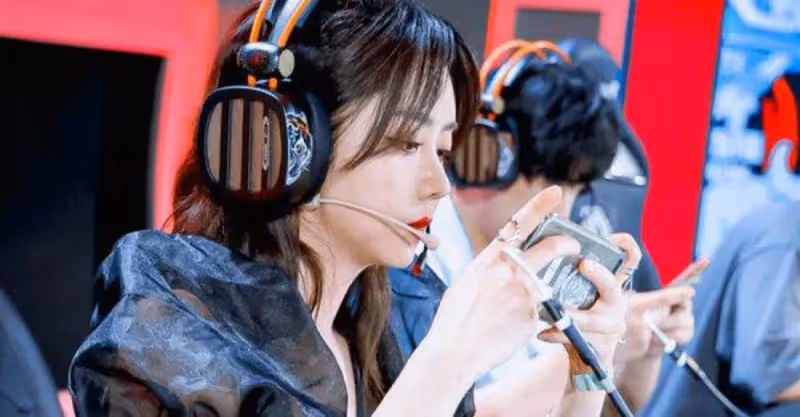 譚松韻化身為電競少女，可愛又驚豔，一手魯班瘋狂輸出