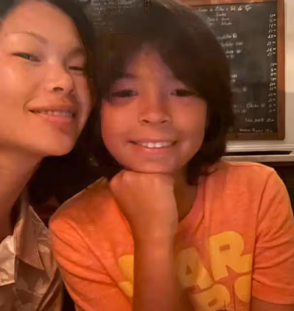 超模呂燕曬泳裝照!素顏出鏡笑容燦爛,肚子上一圈肉被指像孕婦