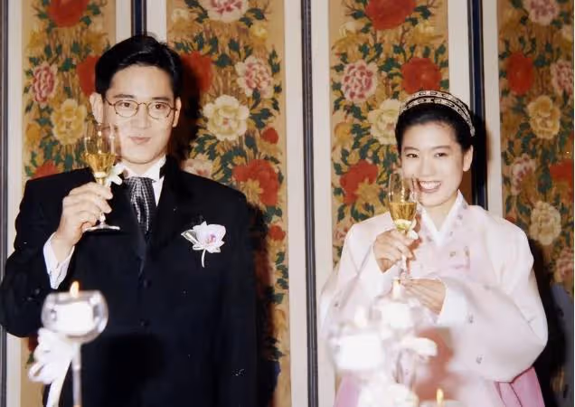 為爭家產慫恿親妹嫁保安，變賣李富真產業，對妻子家族落井下石？