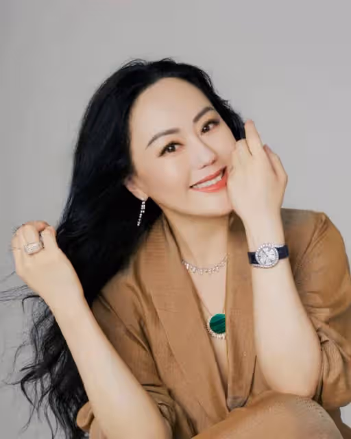 58歲的章小蕙有多會穿？微胖穿衣簡約不扮嫩，自然老去的樣子真美