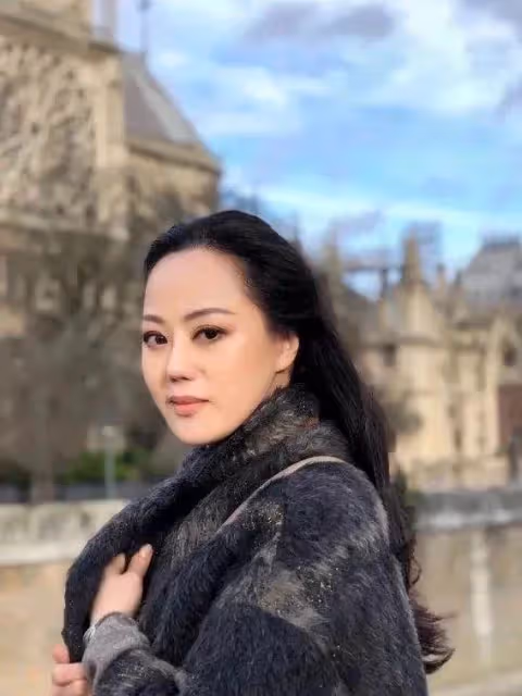 58歲的章小蕙有多會穿？微胖穿衣簡約不扮嫩，自然老去的樣子真美