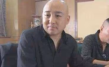 前零點樂隊主唱，因為演了「吳天」之後變了
