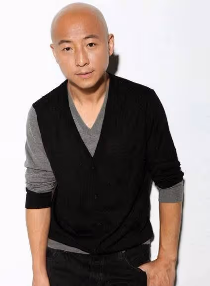 前零點樂隊主唱，因為演了「吳天」之後變了