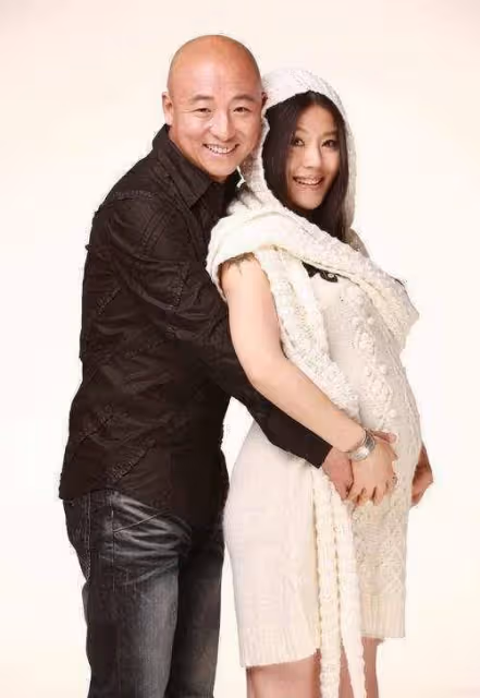 前零點樂隊主唱，因為演了「吳天」之後變了