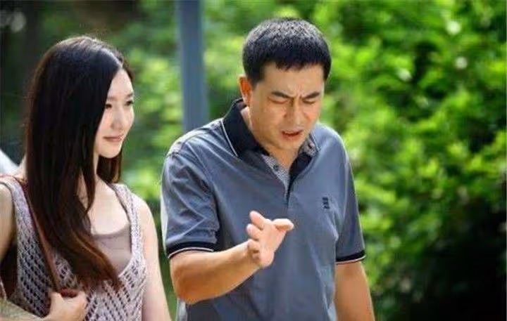 她與富豪老公離婚後，攜24億巨款嫁給張嘉譯，如今51歲成人生贏家