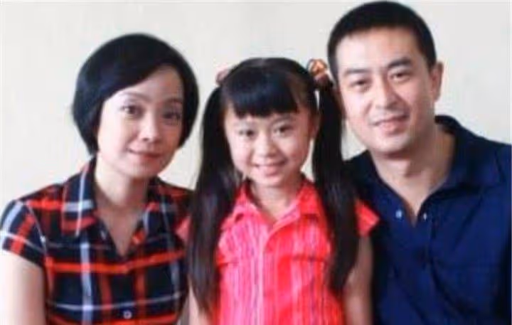 她與富豪老公離婚後，攜24億巨款嫁給張嘉譯，如今51歲成人生贏家