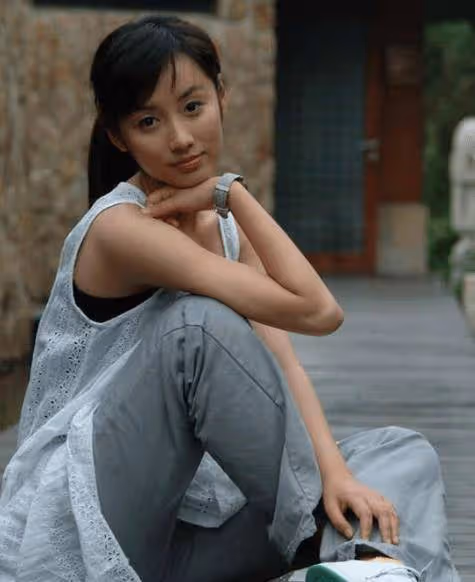 她本無心嫁入豪門，卻被富豪用一頓火鍋追到手，如今被寵成了公主