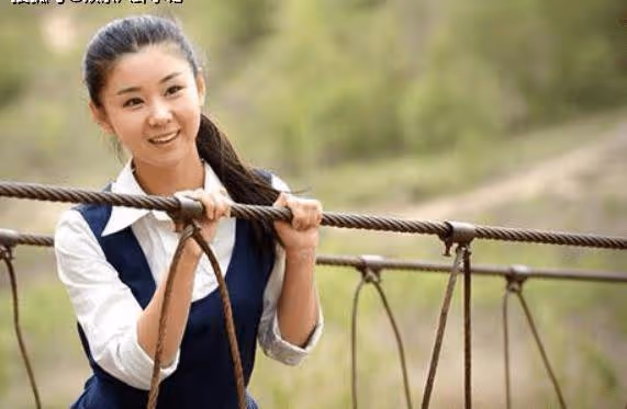 她是娛樂圈最乾淨女演員，丈夫為她拒接吻戲，如今35歲像18歲少女