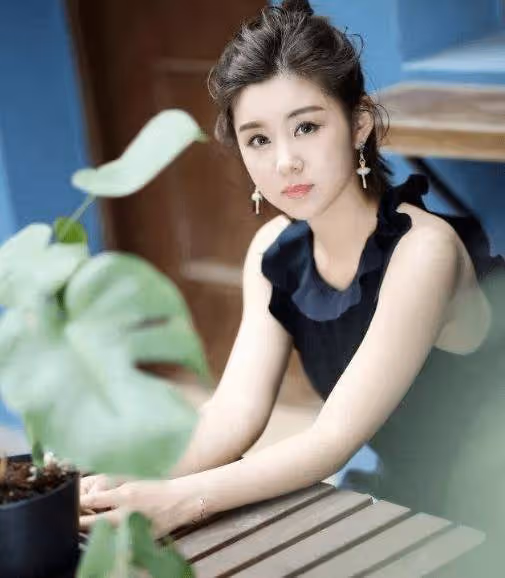 她是娛樂圈最乾淨女演員，丈夫為她拒接吻戲，如今35歲像18歲少女